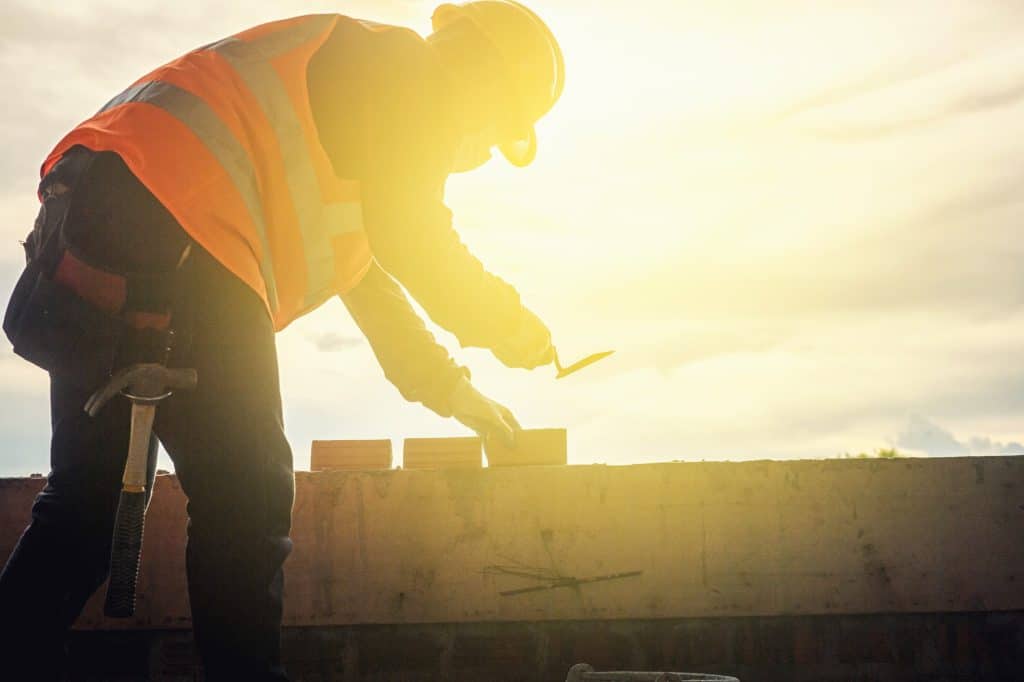 Handwerker im Sonnenuntergang