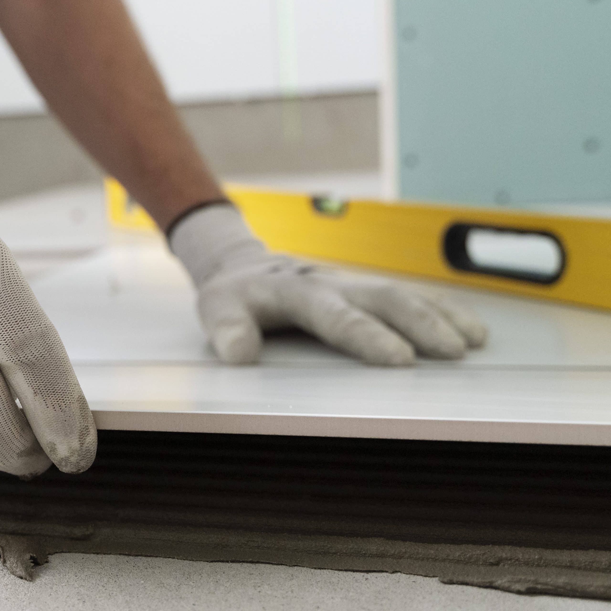 Handwerker beim Fliesenlegen