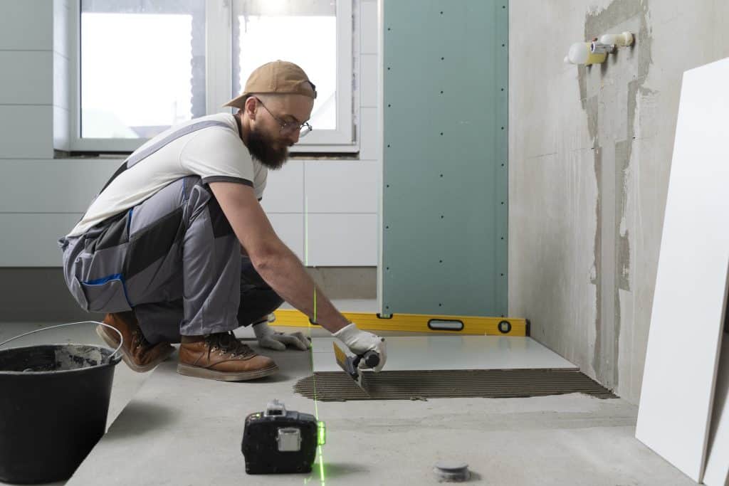 Handwerker beim Fliesenlegen